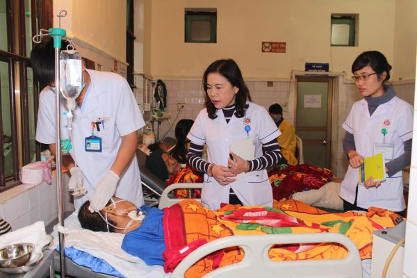 Chị Đồng Thị Khánh Hòa (giữa) chăm sóc bệnh nhân. Ảnh: Thu Hiền