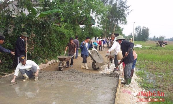 Người dân chung tay xây dựng nông thôn mới ở xã Nghi Trung (Nghi Lộc). Ảnh: Nhật Tuấn