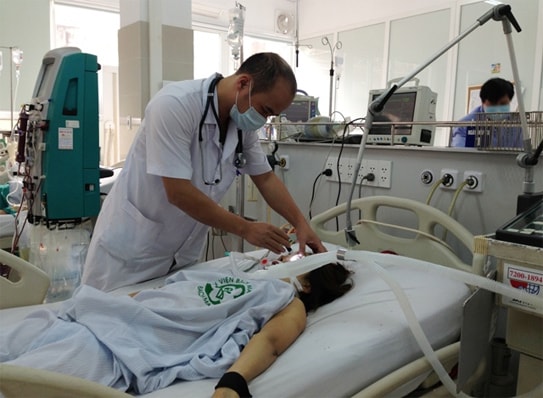 Khám cấp cứu bệnh nhân hôn mê tại khoa Cấp cứu Bệnh viện Bạch Mai.