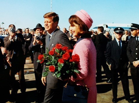 Cựu Tổng thống Mỹ John F. Kennedy bị ám sát vào ngày 22/11/1963, khi ông cùng phu nhân Jacqueline Bouvier Kennedy đến thăm đến thành phố Dallas, bang Texas. Vào thời điểm đó, ông Kennedy đang là vị Tổng thống trẻ tuổi nhất lịch sử nước Mỹ.