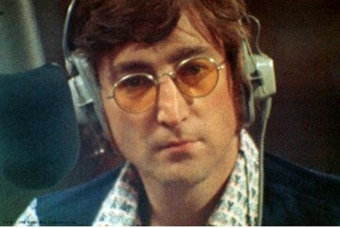 Vụ ám sát John Lennon, thủ lĩnh sáng lập ban nhạc nổi tiếng The Beatles xảy ra tối ngày 8-12-1980. Đây là một trong những sự kiện đáng chú ý nhất của năm 1980 và là một trong những vụ ám sát nổi tiếng nhất thế giới. John Lennon bị ám sát khi đang cùng vợ Yoko Ono trở về nhà riêng tại Manhattan, New York, Mỹ. Cả hai vừa từ phòng thu âm thì bị Mark David Chapman bắn gục. Sau khi bắn Lennon, Chapman đã đợi cảnh sát tới và bắt hắn.