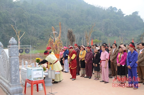 Thực hiện các nghi lễ tế tâm linh trước giờ vào lễ hội Hang Bua năm 2017.