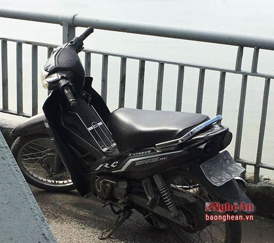 Chiếc xe máy nam thanh niên để lại trên cầu.Ảnh: Hồng Hải