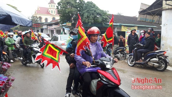 Những người tham gia khiếu kiện đi xe máy chở 3, dàn hàng ngang, cắm cờ gây mất an toàn giao thông