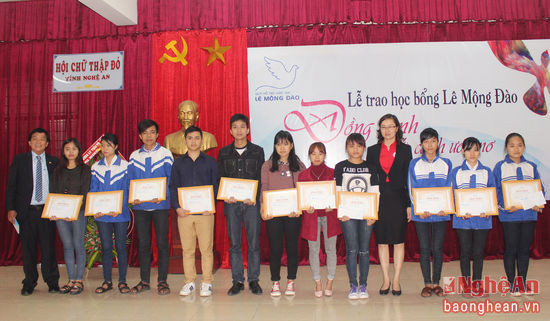 Dịp này, 79 học sinh, sinh viên nghèo, học giỏi, rèn luyện tốt được trao tặng học bổng Lê Mộng Đào.