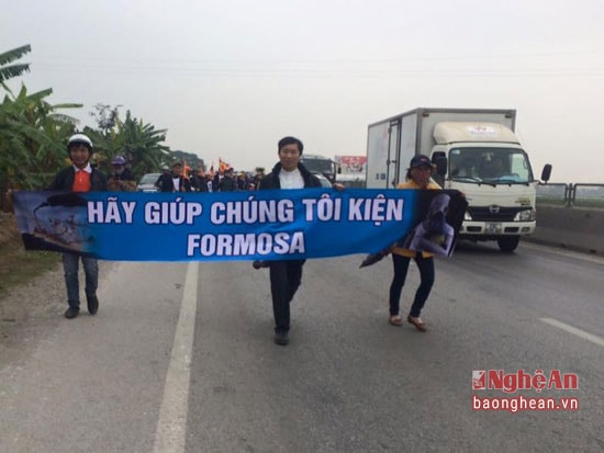 Nguyễn Đình Thục dẫn đầu đoàn khiếu kiện dàn hàng ngang trên quốc lộ 1A