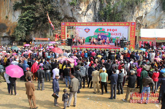 Có hàng nghàn du khách thập phương đến với lễ hội Hang Bua năm 2017, trong đó có những du khách đến từ tỉnh Quảng Ngãi xa xôi.