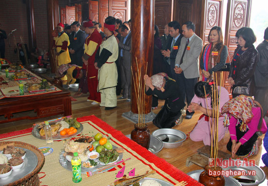 Trước giờ khai mạc đã diễn ra lễ đại tế tại đền Mường Chiêng Ngam có sự tham gia của lãnh đạo địa phương và đông đảo du khách gần xa.