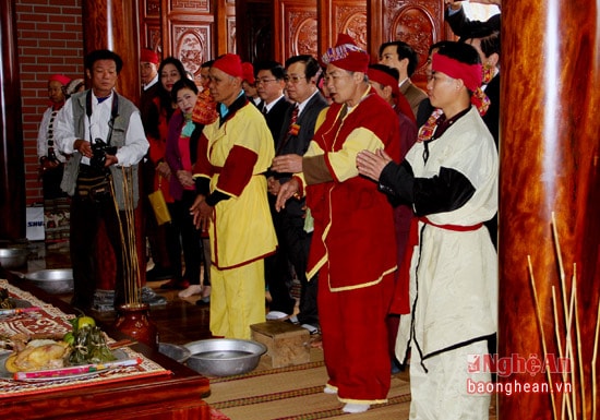 Các thầy mo làm lễ. 