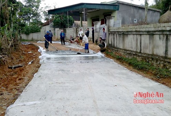Bà con giáo dân Nghi Văn (Nghi Lộc) tự nguyện hiến đất làm giao thông nông thôn  -Ảnh Hồng Vinh