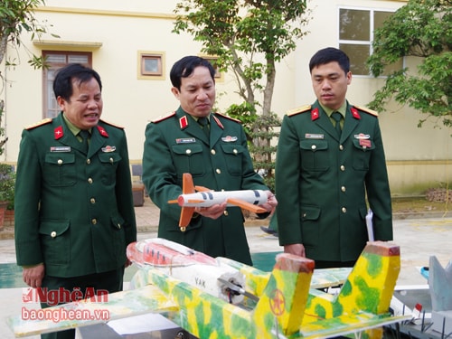 Đoàn kiểm tra Quân khu kiểm tra mô hình học cụ tại Ban CHQS huyện Nghi Lộc