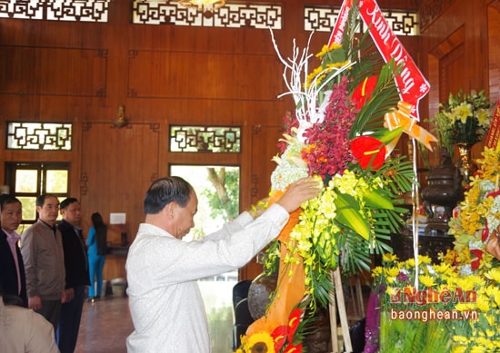 Thiếu tướng Sỷ phăn Phụt - Thạ vông, Cục trưởng BĐBP Lào dâng lẵng hoa tươi thắm lên anh linh Chủ tịch Hồ Chí Minh tại nhà tưởng niệm Chủ tịch Hồ Chí Minh