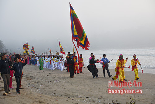 Đội nữ quan dẫn đầu đám rước đi dọc theo bờ biển. Ảnh: Nguyễn Vân.