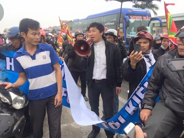 Quá trình đi, Nguyễn Đình Thục dùng loa kích động người khiếu kiện, khiến giao thông luôn bị tắc nghẽn