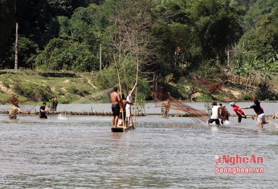 Kinh nghiệm của người đàn ông đồng bào Thái, vào mùa nước lũ và mùa xuân được xem là “mùa cá”. Vào những ngày này, họ thường hò nhau đi đánh bắt cá rất đông.