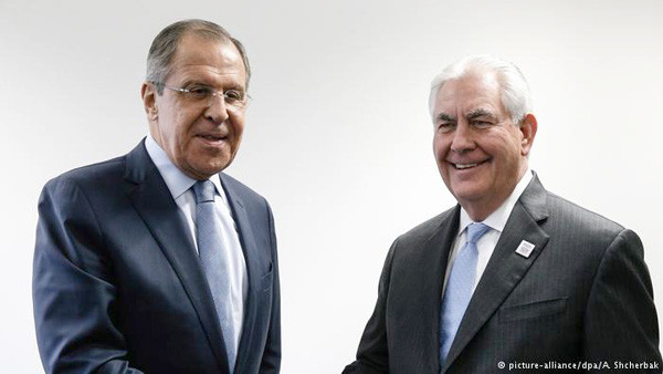 Sergei Lavrov (trái) và Rex Tillerson bắt tay tại Hội nghị G20. Ảnh: DFA