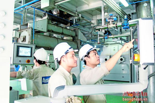 Vận hành dây chuyền sản xuất tại Nhà máy Thức ăn gia súc AustFeed Nghệ An. Ảnh: Nguyên Sơn