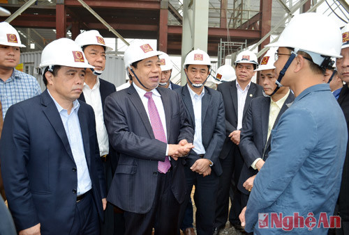 Đồng chí Nguyễn Xuân Đường trao đổi về việc tháo gỡ một số kiến nghị của dự án Nhà máy Hoa Sen Nghệ An ngày 5/3/2016