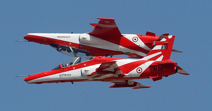 Một màn bay chổng ngược đầu vào nhau cực kỳ ấn tượng của các phi công lái chiến đấu cơ của Không lực Ấn Độ. Ảnh: AP