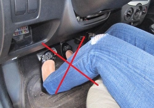 Tuyệt đối không sử dụng cả 2 chân khi lái xe số tự động.