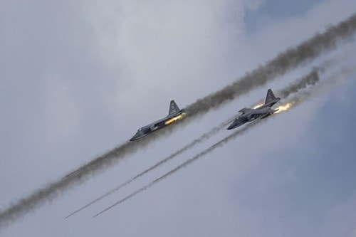 Cường kích Su-25 trong buổi thao diễn quân sự ở khu vực Ryazan. Su-25 được trang bị pháo 30 mm Gryazev-Shipunov với cơ số đạn 250 viên để tiêu diệt bộ binh và xe tăng địch trên mặt đất. Ngoài ra, máy bay có 11 giá treo vũ khí, mang được tổng cộng 4,4 tấn bom đạn, trong đó có tên lửa không đối đất Kh-25ML và tên lửa không đối không Molniya R-50.