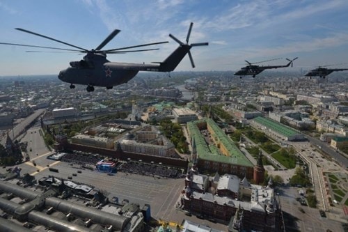 Dàn trực thăng Mi-26 bay trên Quảng trường Đỏ. Mi-26 là mẫu trực thăng vận tải hạng nặng được trang bị động cơ tuốc bin trục, hoạt động trong cả lĩnh vực quân sự và dân sự.