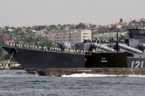 Tàu ngầm lớp Kiko và tuần dương hạm tên lửa Moskva tại quân cảng Sevastopol, Crimea. Tuần dương hạm Moskva có thể được xem như một tổ hợp phòng không trên biển với hệ thống tên lửa phòng không tầm xa S-300F gồm 64 tên lửa hải đối không cùng hệ thống tên lửa tầm gần OSA-MA.
