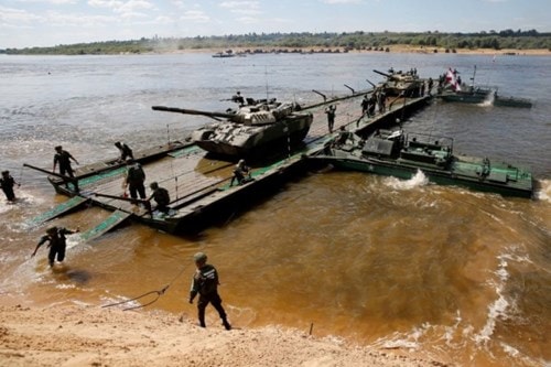 Công binh Nga vận chuyển xe tăng T-80 bằng cầu phao. Xe tăng T-80 sử dụng pháo 125 ly nòng trơn 2A46 cùng hệ thống nạp đạn tự động, có thể bắn từ 6 đến 8 viên/phút, cơ số đạn 45 viên.