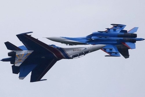 Su-27 trình diễn trên bầu trời Alabino, ngoại ô Moscow. Su-27 được trang bị một pháo đơn 30 mm GSh-30 và 10 treo cho các loại tên lửa Vympel R-73 (AA-11 Archer), Vympel R-27 (AA-10 'Alamo').