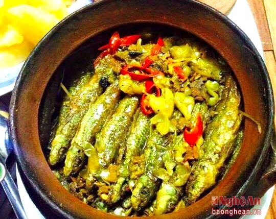 Nồi cá còm kho nghệ, món ăn đặc sản của sông Lam.