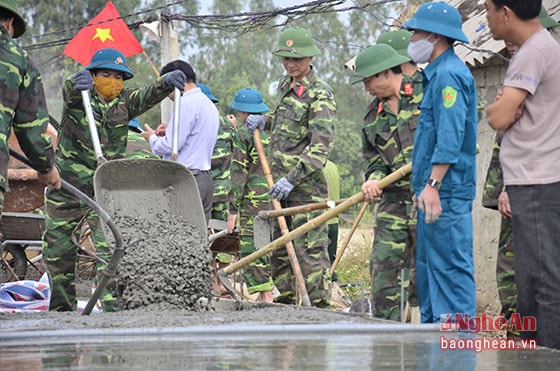 Cán bộ, chiến sỹ Bộ CHQS tỉnh làm đường giao thông nông thôn mới giúp xóm Tân Thắng. Ảnh Thành Duy.