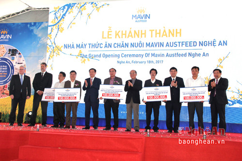 Tập đoàn Mavin trao quà tài trợ cho các đơn vị hoạt động bảo trợ xã hội trên địa bàn tỉnh Nghệ An. Ảnh: Hoài Thu