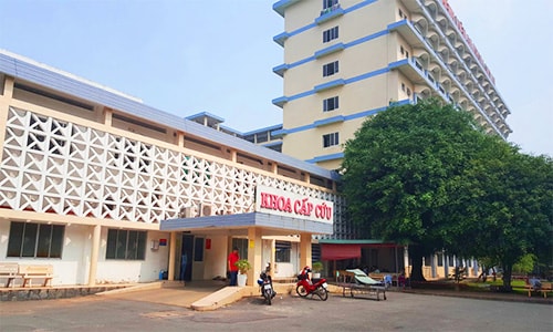 Nạn nhân đang được cấp cứu. Ảnh: Hoàng Nam.