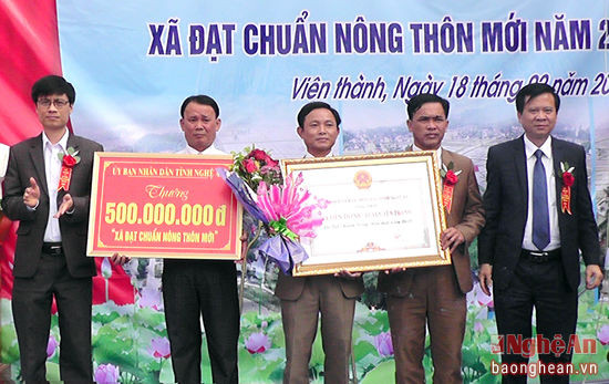 Trao bằng công nhận xã đạt chuẩn Nông thôn mới UBND tỉnh cho lãnh đạo, nhân dân địa phương. Ảnh: Anh Tuấn.