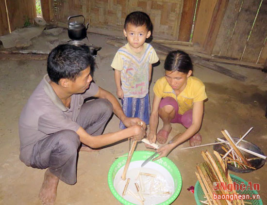 Các thành vien gia đình anh Lương Văn Hiếu chuẩn bị bữa ăn tối. Ảnh: Đình Tuân. 