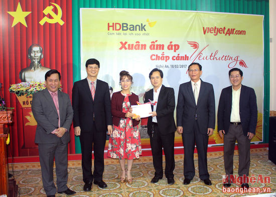 Đại diện Ngân hàng HD Bank và Công ty Vietjet Air trao ủng hộ 50 triệu đồng cho Quỹ Bảo trợ trẻ em tỉnh. Ảnh: Đinh Nguyệt.