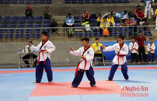 Các VĐV Teakwondo Nghệ An thi đấu nội dung quyền biểu diễn lứa tuổi tiểu học.