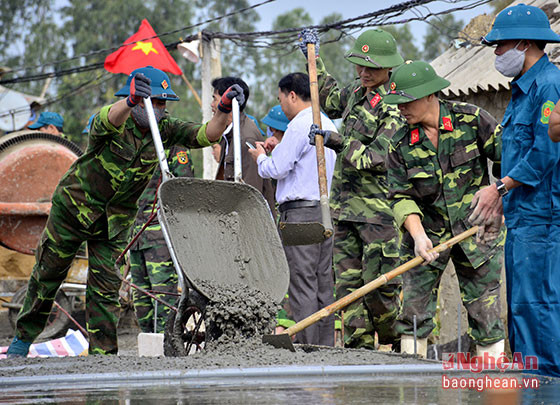 “Được sự giúp đỡ của bộ đội, bà con phấn khởi lắm. Nhiều người thật lòng tâm sự, rằng con đường này đúng nghĩa là con đường của tình quân dân