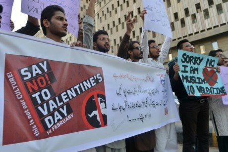 Người dân Pakistan phản đối tổ chức Lễ tình nhân. Nguồn: Daily Mail  ------------ Xem thêm: , http://vietbao.vn/The-gioi/Cam-to-chuc-le-Valentine-o-Palestine/442917371/159/ Tin nhanh Việt Nam ra thế giới vietbao.vn