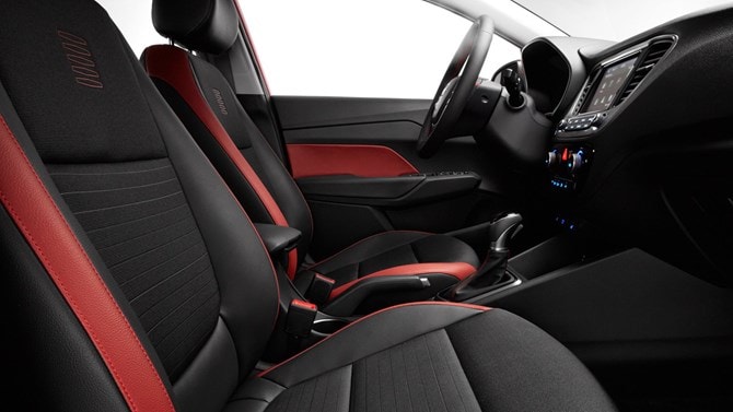 Nội thất 2 tông màu kết hợp trên Hyundai Accent 2018.