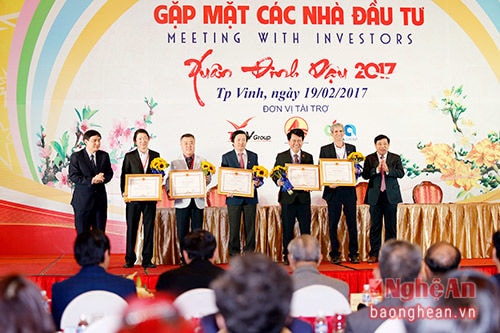 Trao Bằng khen cho các nhà đầu tư, doanh nghiệp trong hoạt động đầu tư tại Nghệ An năm 2016.