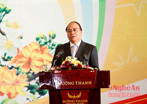 Thủ tướng Nguyễn Xuân Phúc phát biểu tại Hội nghị gặp mặt các nhà đầu tư Xuân Đinh Dậu 2017 do tỉnh Nghệ An tổ chức. Ảnh Đức Anh