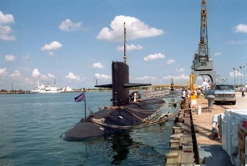USS Grayling nằm tại cảng sau một nhiệm vụ. Ảnh: Navsource.org.