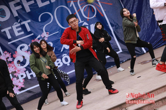 Đội nhảy của Hào và các bạn ở Trường THPT chuyên Phan Bội Châu từng tham gia nhiều cuộc thi ở Thành phố 
