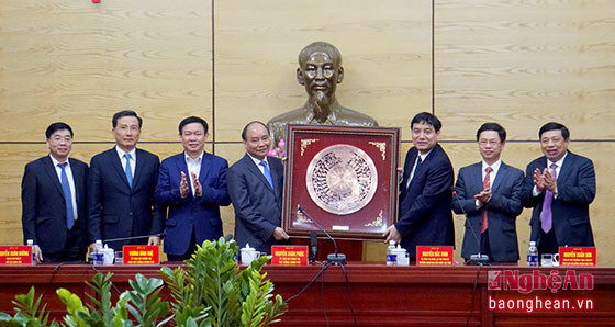 Thủ tướng Nguyễn Xuân Phúc tặng quà lưu niệm tỉnh Nghệ An. Ảnh:Phan Minh.