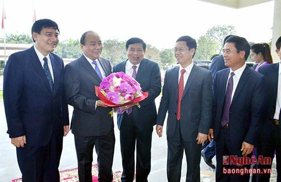 Các đồng chí lãnh đạo tỉnh chào mừng Thủ tướng đến làm việc tại trụ sở UBND tỉnh Nghệ An. Ảnh: Thành Duy