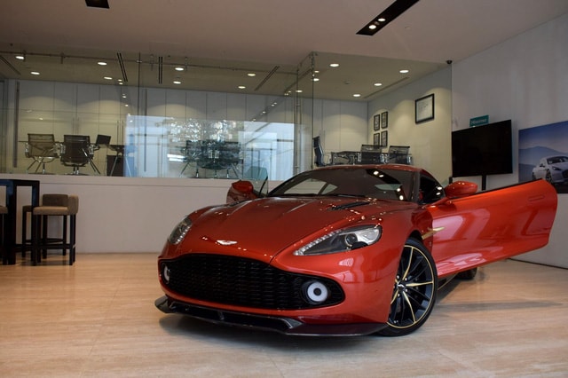 Soi từng chi tiết của siêu phẩm Aston Martin Vanquish Zagato ngoài đời thực - Ảnh 8.