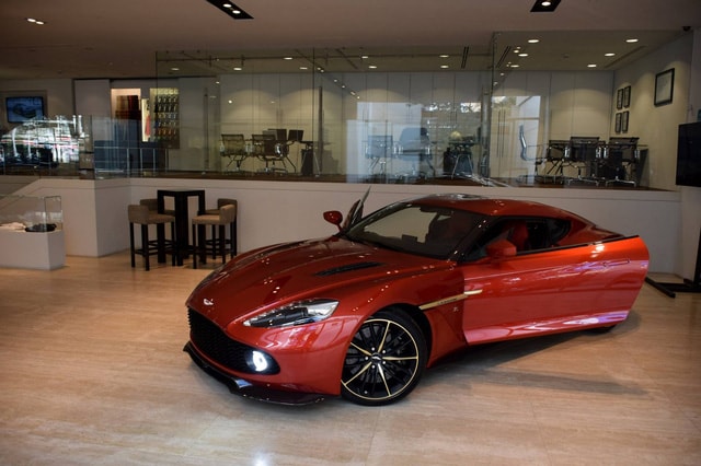 Soi từng chi tiết của siêu phẩm Aston Martin Vanquish Zagato ngoài đời thực - Ảnh 6.