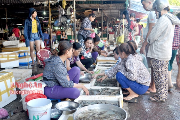 Khách du lịch mua hải sản tươi sống tại chợ hải sản TX. Cửa Lò.