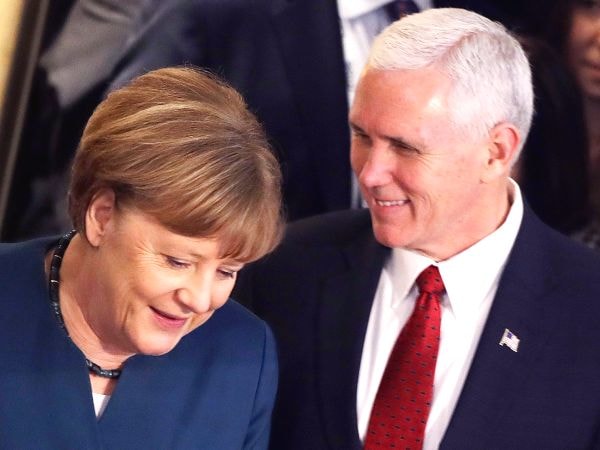 Thủ tướng Đức Angela Merkel (trái) và Phó Tổng thống Mỹ Mike Pence tại hội nghị an ninh ở Munich (Đức). Ảnh: AP